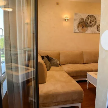 Tesla 70 With Secure Parking In The Garage Apartman