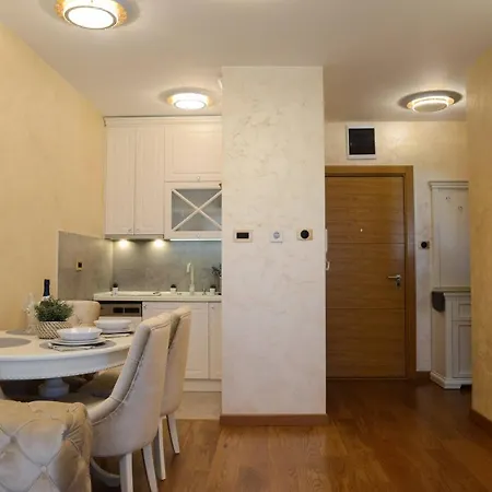 Tesla 70 With Secure Parking In The Garage Apartman