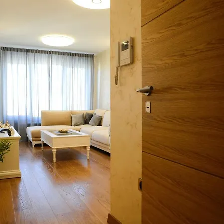 Tesla 70 With Secure Parking In The Garage Apartman