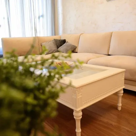 Tesla 70 With Secure Parking In The Garage Apartman