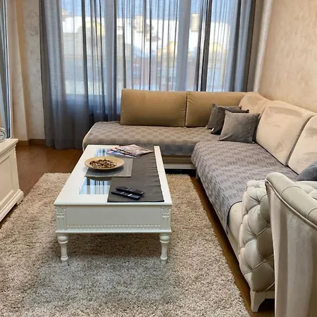 Tesla 70 With Secure Parking In The Garage Apartman